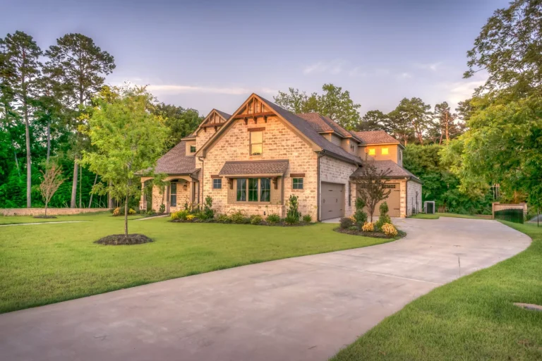 Spacious suburban house with a wide driveway and well-maintained lawn, symbolizing family stability and homeownership, relevant to Nussbaum family lawyers in Toronto specializing in family law and estate planning.